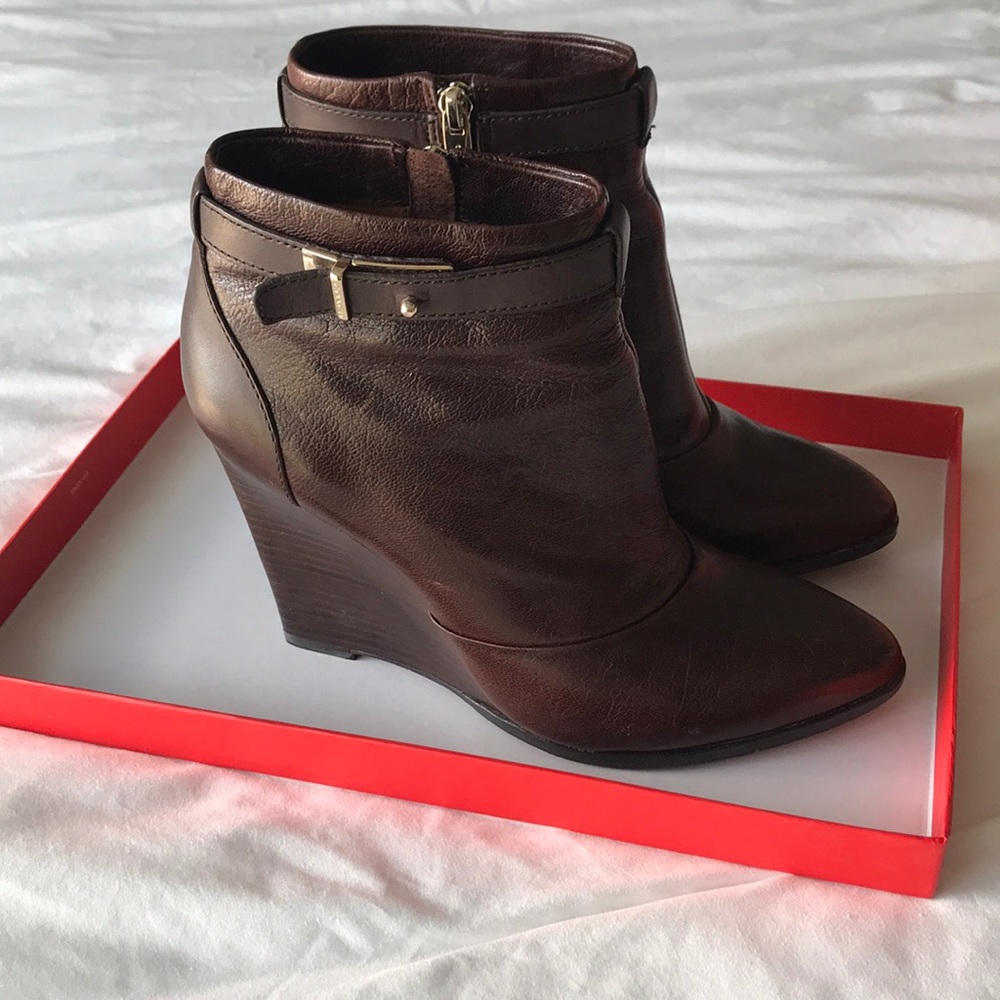 Melody shrunk leather calf booties. Shipping without box.